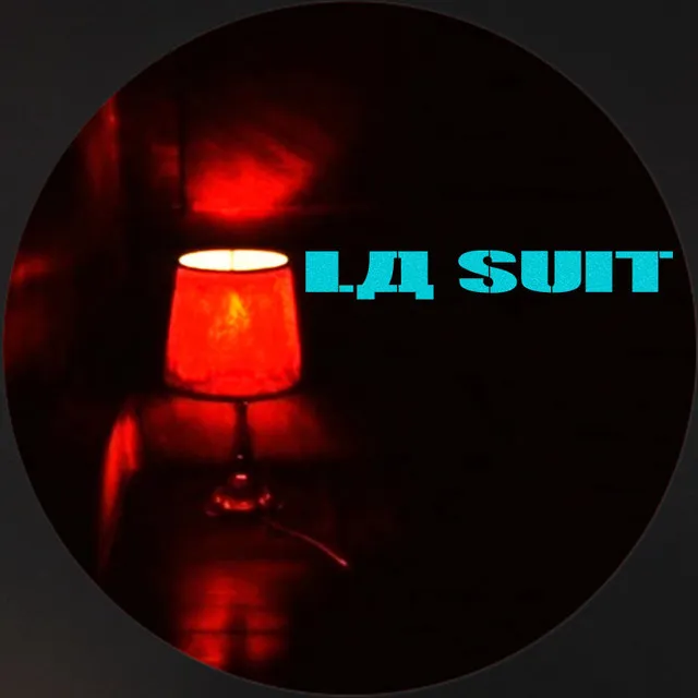 LA SUIT