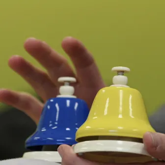 Bellen op tafel by De Lachende Zon, Theater Van De Zintuigen