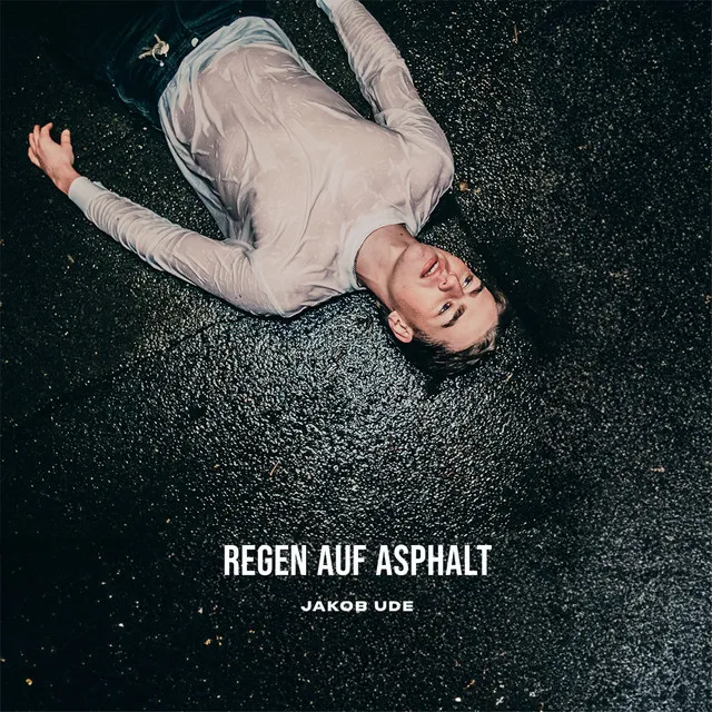 Regen auf Asphalt