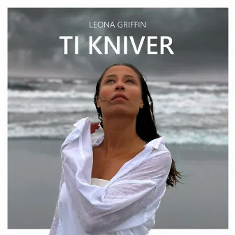 Ti kniver by Leona Griffin