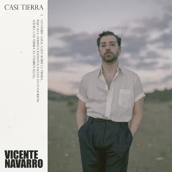 Casi tierra by Vicente Navarro