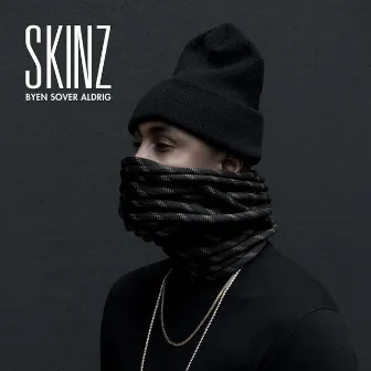 Byen Sover Aldrig by Skinz