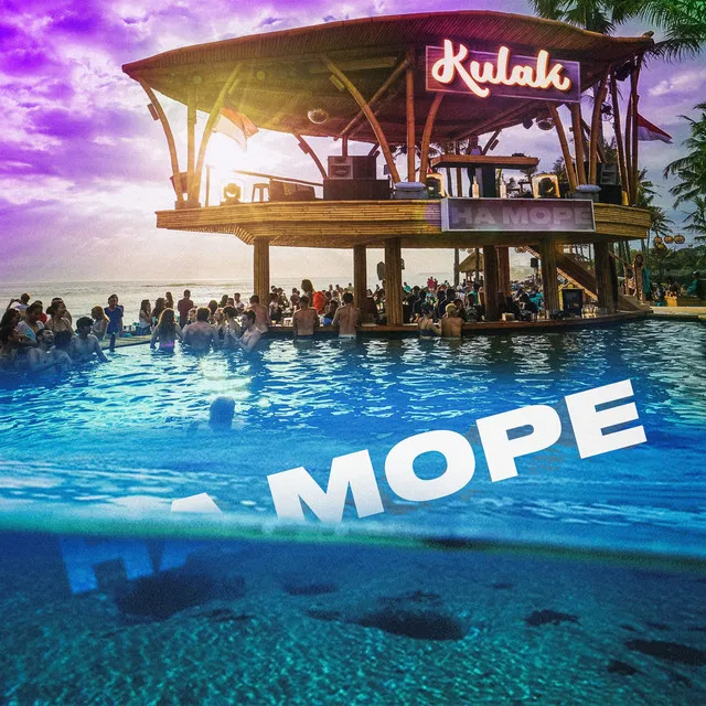 На море