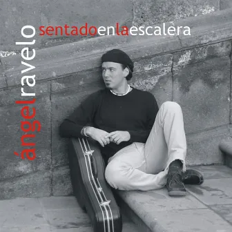 Sentado en la Escalera by Ángel Ravelo