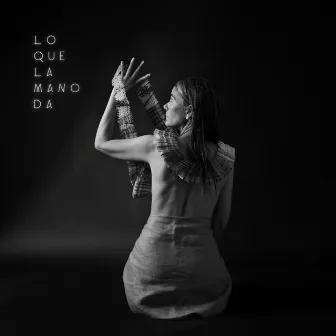 Lo que la mano da by Natalia Contesse