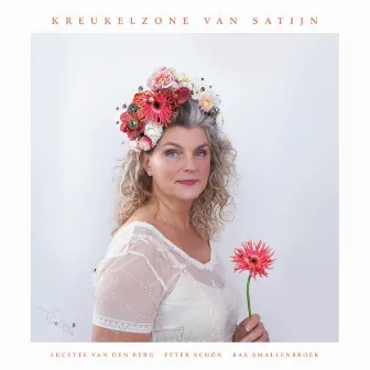 Kreukelzone van satijn by Lucette Van Den Berg