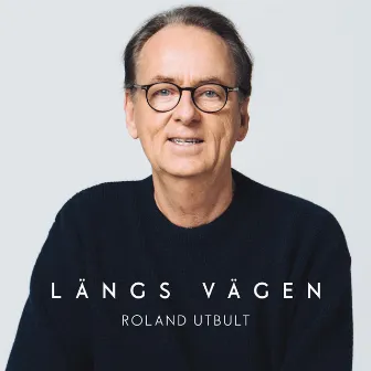 Längs vägen by Roland Utbult