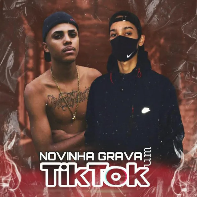 Novinha Grava um Tiktok