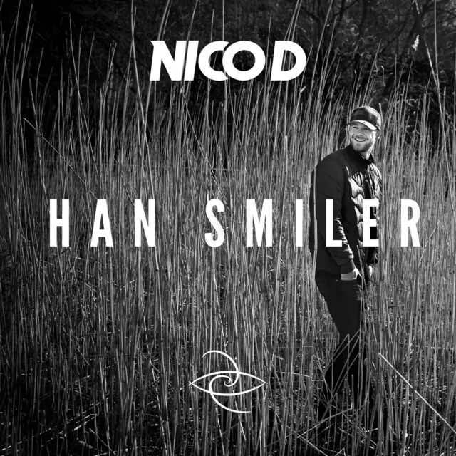 Han smiler