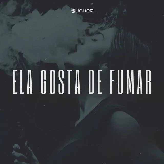 ELA GOSTA DE FUMAR