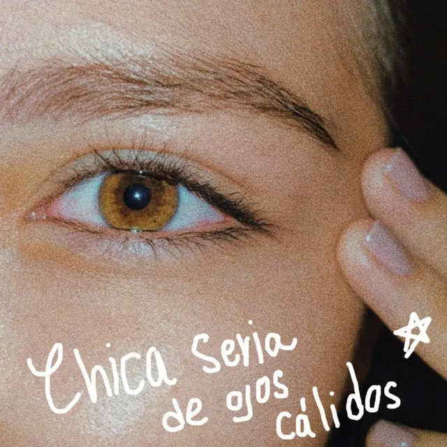 Chica seria de ojos cálidos