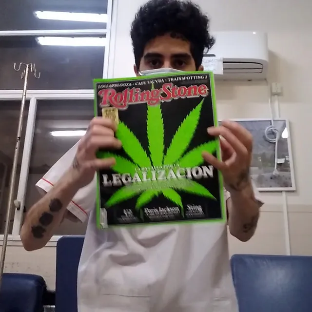 En el Hospital Leyendo de Cannabinoides