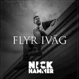 Flyr iväg by Nick Hammer