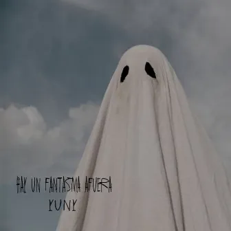 Hay un Fantasma Afuera. by Yuny