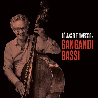 Gangandi bassi by Tómas R. Einarsson