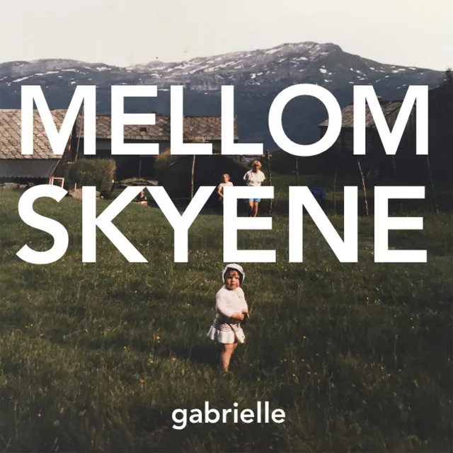 Mellom skyene