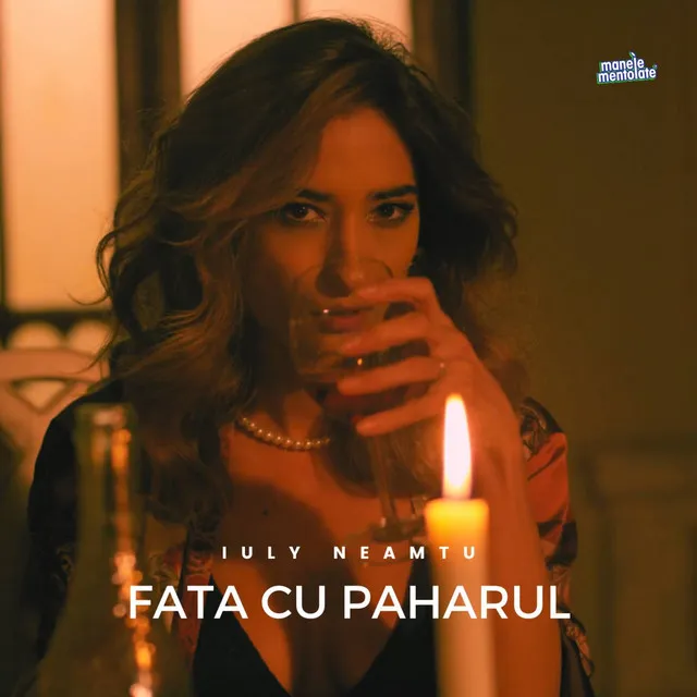 Fata cu paharul