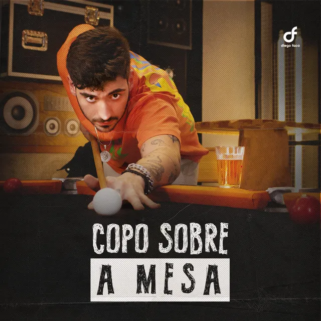 Copo Sobre A Mesa