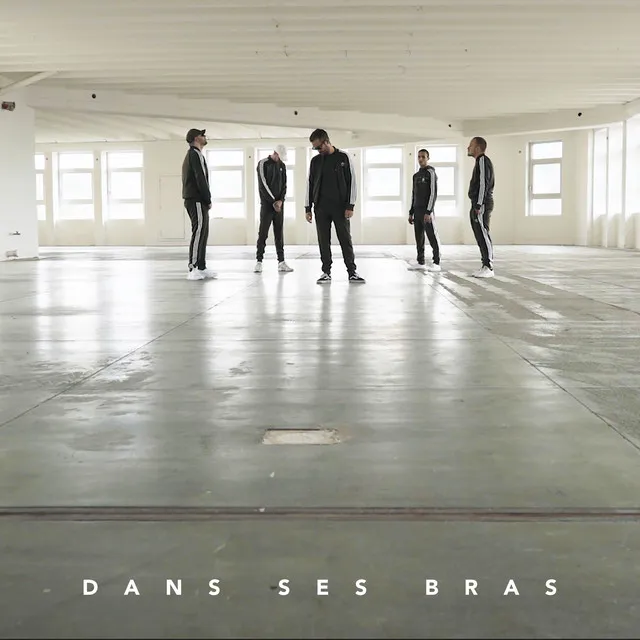 Dans ses bras