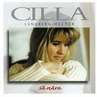 Så nära by Cilla Hector