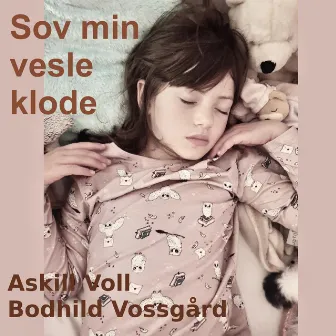 Sov Min Vesle Klode by Bodhild Vossgård