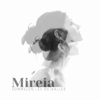 Somriuen les deixalles by Mireia