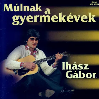 Múlnak a gyermekévek by Gábor Ihász