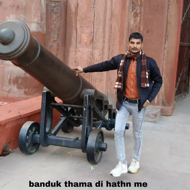 banduk thama di hathn me