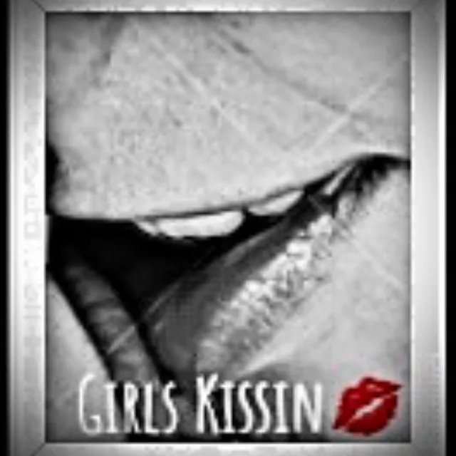 Girls Kissin