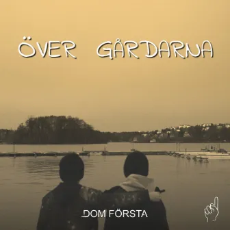 Över gårdarna by Dom Första