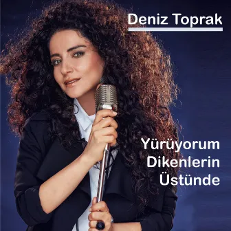 Yürüyorum Dikenlerin Üstünde by Deniz Toprak